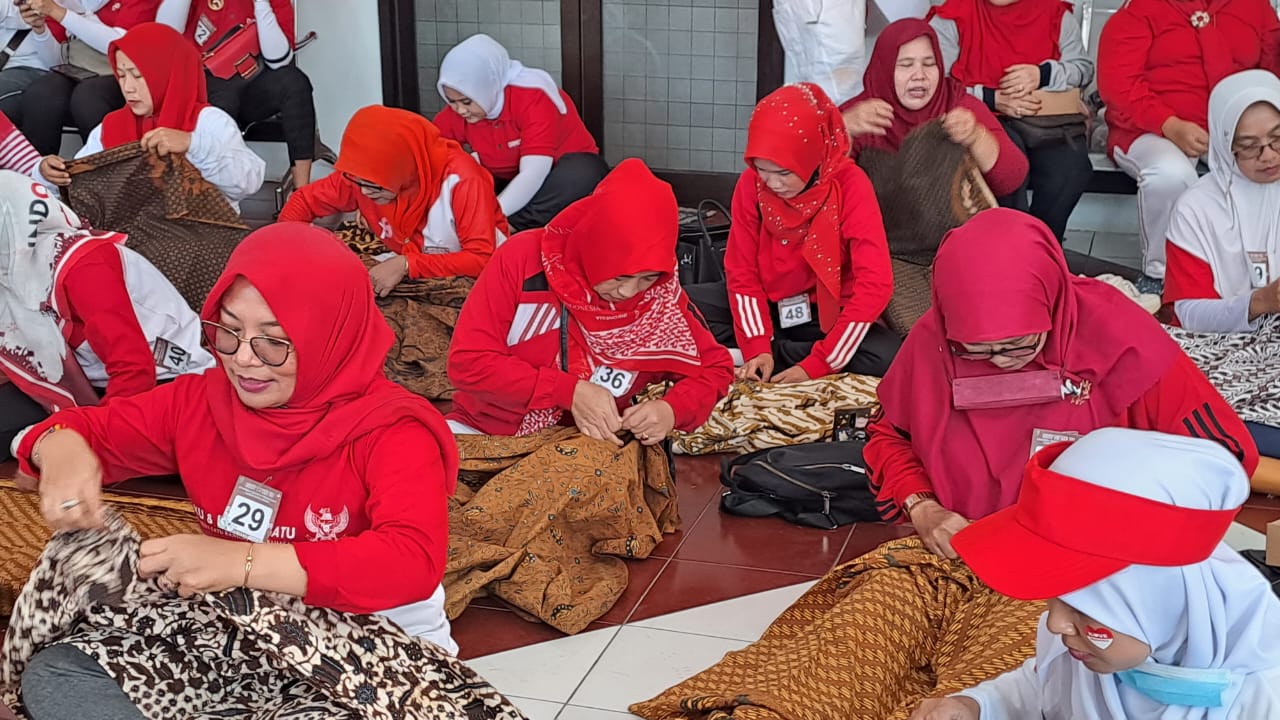 Keseruan Anggota Dharma Wanita Persatuan Kab Demak Jelang HUT RI Ke 78