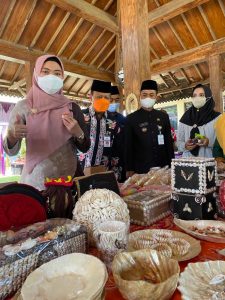 Read more about the article Bupati Kab. Demak Borong Souvenir Khas Bungo