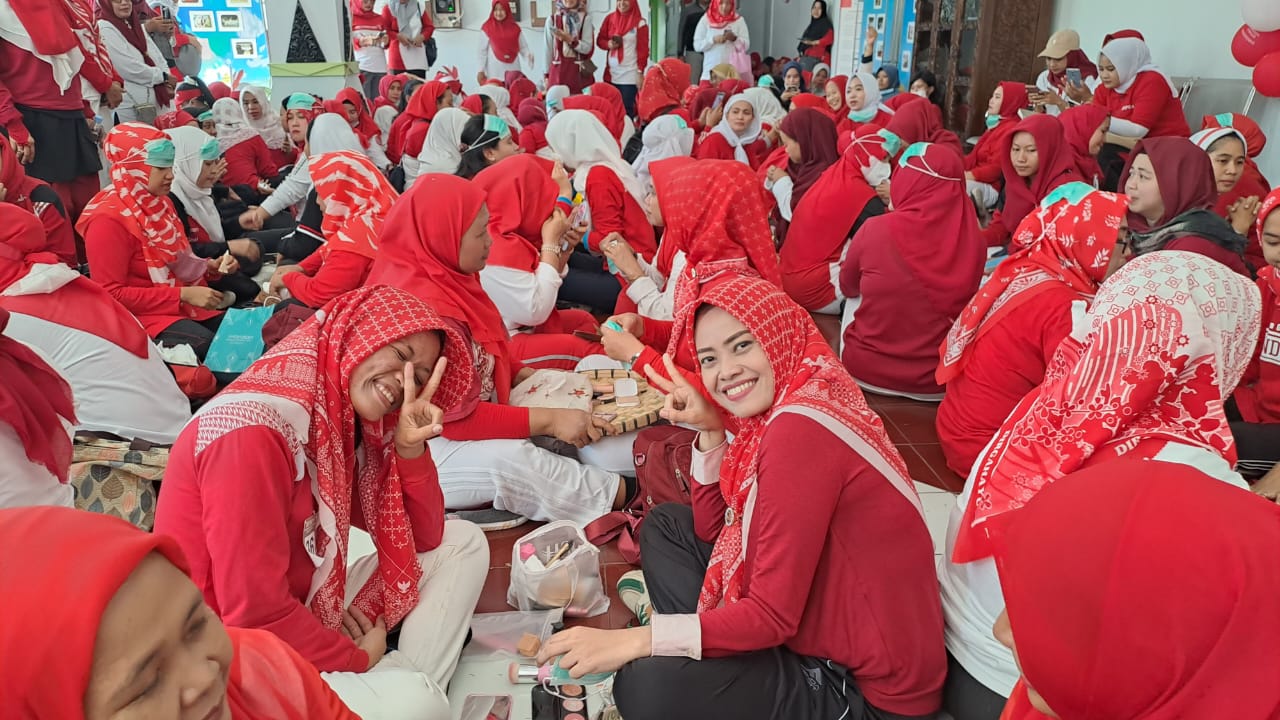 You are currently viewing Keseruan Anggota Dharma Wanita Persatuan Kab. Demak Jelang HUT RI Ke 78