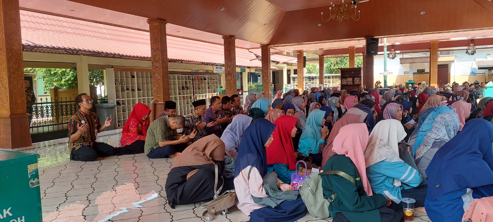 You are currently viewing Santri Pondok Pesantren Lampung Walisongo Penuhi Masjid Agung Demak dan Makam Raja Demak