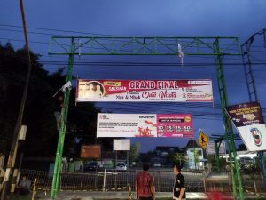 Read more about the article Pemasangan MMT Grand Final Mas dan Mbak Duta Wisata Demak 2023