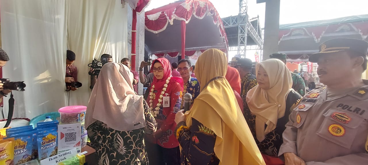 Read more about the article UMKM Wahyu Putri Desa Surodadi Pamerkan Produknya Dalam Pembukaan Pantai Arnafat