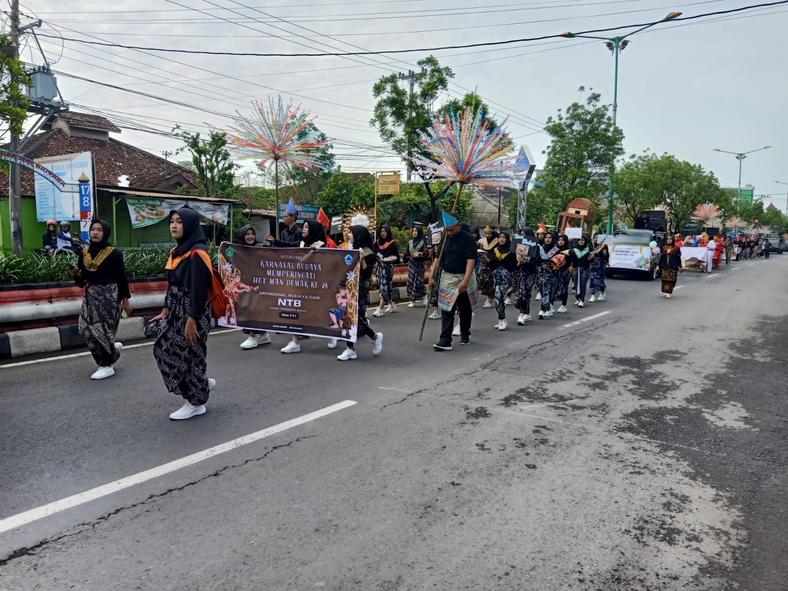 You are currently viewing Pawai Karnaval Hari Jadi MAN Demak ke 28