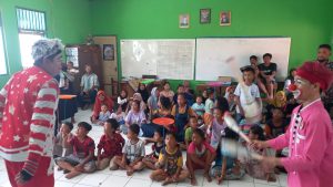 Read more about the article Hiburan Badut Kembalikan Senyuman Anak anak Korban Banjir Demak