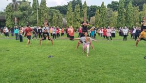 Read more about the article Pengisi Acara Flash Mob Ilir ilir Semangat Melakukan Latihan Persiapan di Lapangan Sekretaris Daerah Demak