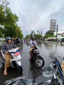 Read more about the article Pegawai DINPARTA Tetap Eksis Kerja Ketika Banjir Kepung Demak
