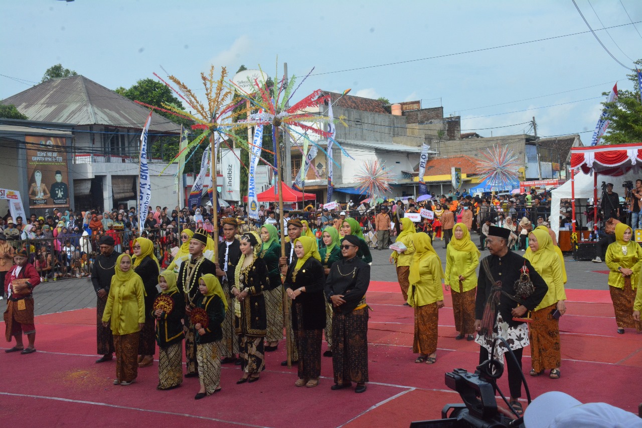 You are currently viewing Kirab Pengantin Adat Demak