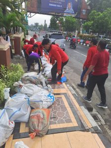 Read more about the article Kerja Bakti Karyawan Dinparta Demak Bersihkan Lingkungan Kantor Pasca Banjir