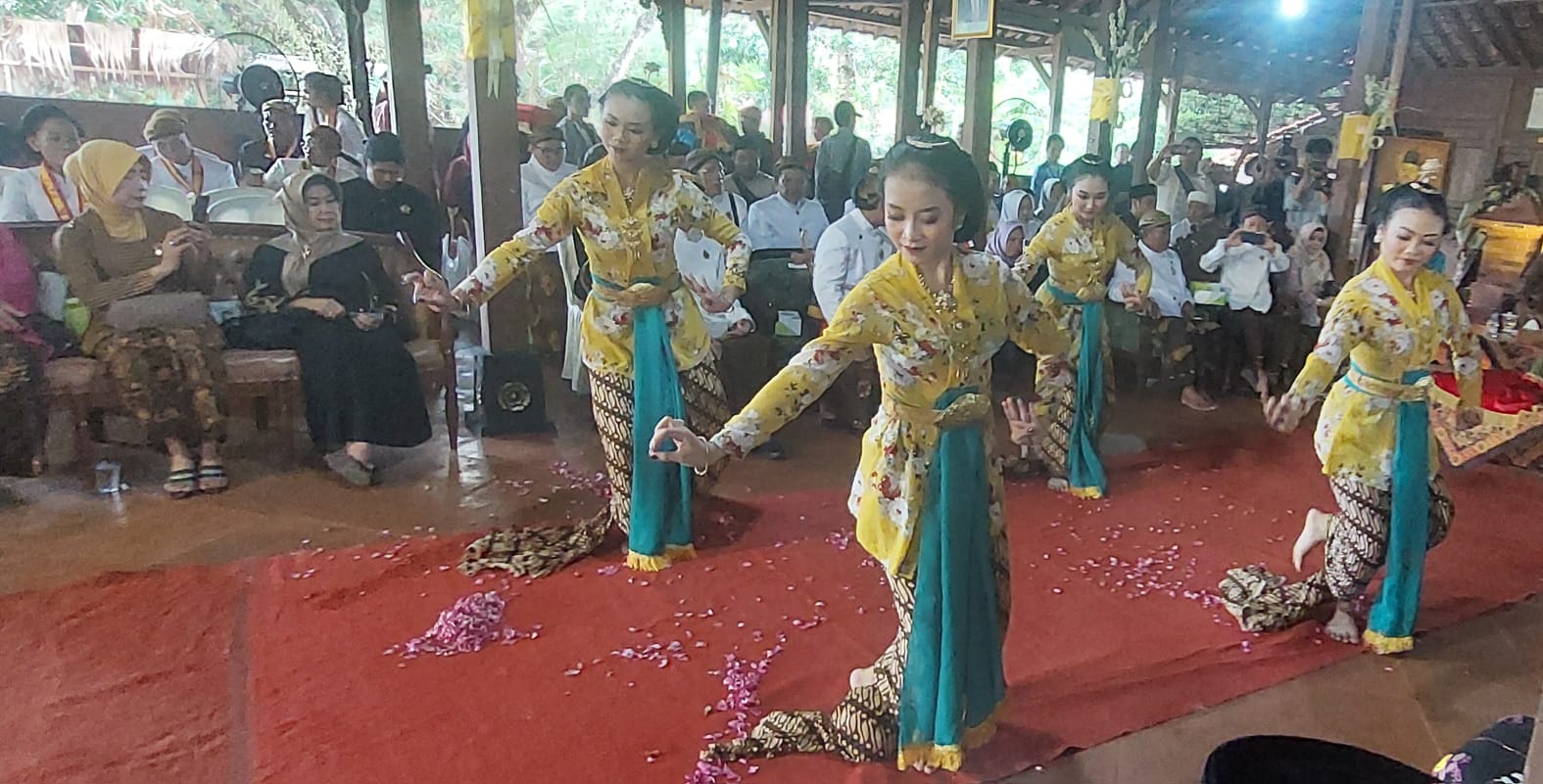 Read more about the article Aura Sakral Tari Serimpi Ganda Kusuma Dalam Tradisi Adat Abon Abon