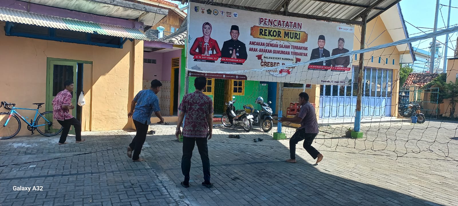 You are currently viewing Latihan Bola Sundul Persiapan Lomba Antar Instansi